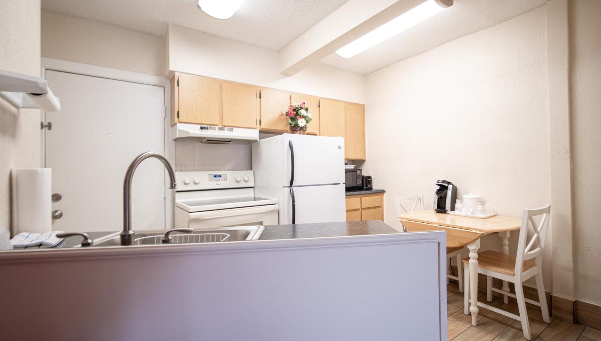 Island Sun Inn & Suites - Venice, Florida Historic Downtown & Beach Getaway الغرفة الصورة